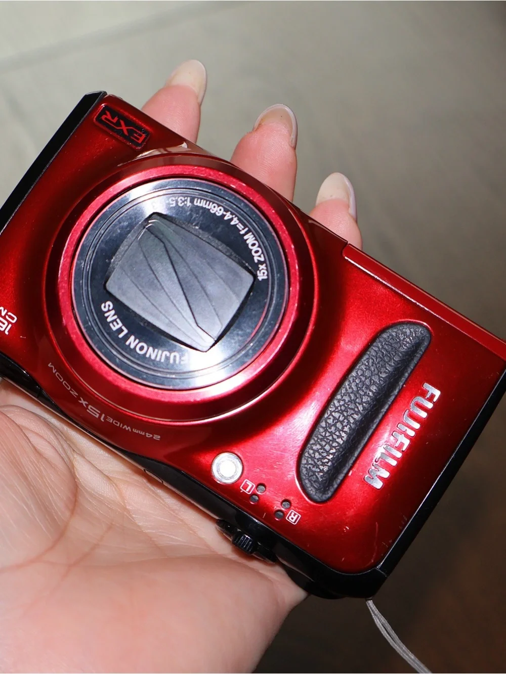 Red Fujifilm Finepix F500EXR